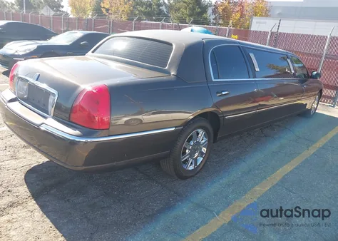 2008 Lincoln Town Car Executive z USA, uszkodzony, nr VIN 2L1FM88W98X635623